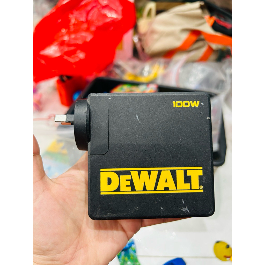 Củ sạc DEWALT 100W XR PORTABLE CHARGER 18V 5AH