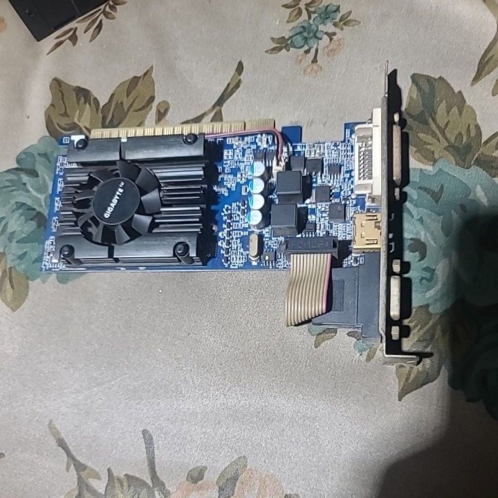 Vga Gt 210 gigabyte 1gb như hình LOL ok,  8400 gs mạnh hơn gt 210 full cổng
