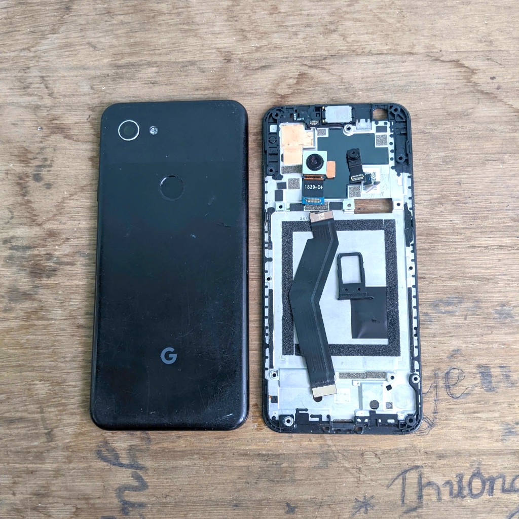 Linh kiện trong Google Pixel 3a zin chính hãng tháo máy,hoạt động OK.