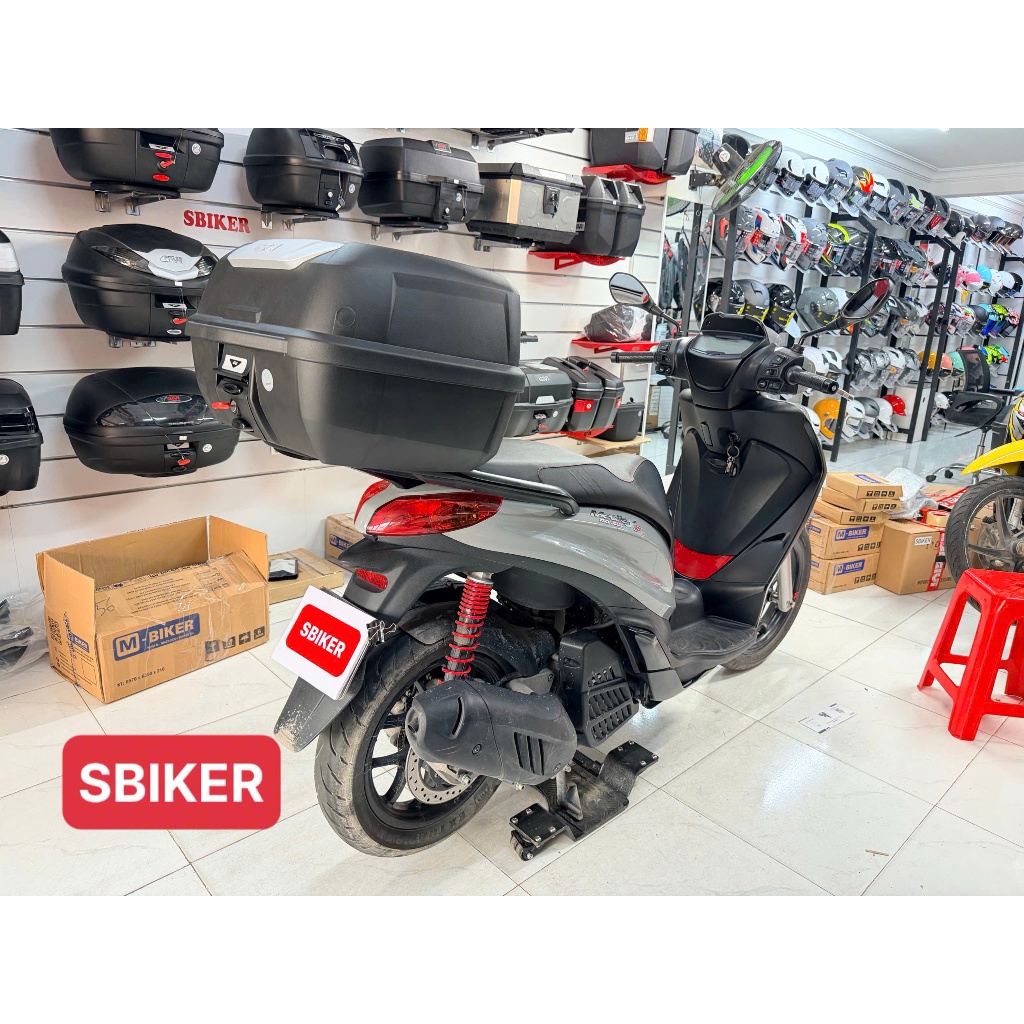 Thùng Givi E43Ntl 43l có đế và ốc (không gồm baga )