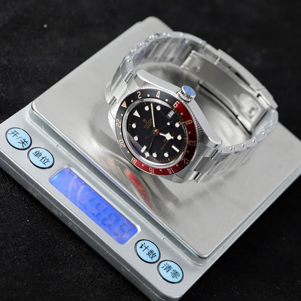 Tudor Black Bay GMT - Một bản nâng cấp toàn diện . Từ size đồng hồ 39mm, độ mỏng12,8mm,bộ máy GMT ch