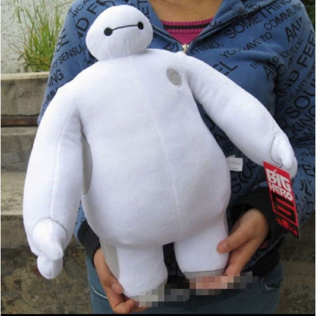Thú nhồi bông Disney Store Baymax màu trắng, một nhân vật được yêu thích từ phim Big Hero 6.