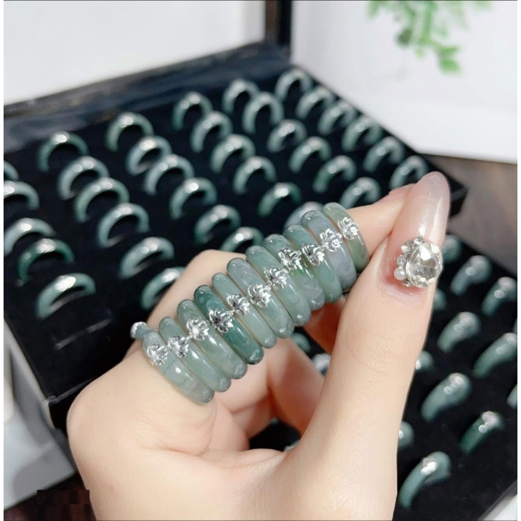 Nhẫn lam ngọc bọc sen bạc ta cho nữ