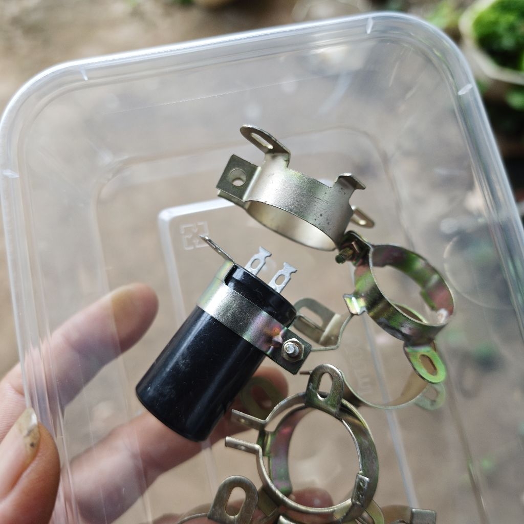 ​Combo 8 Đai Kẹp Tụ Kim Loại 3 Chân Cố Định Tụ Nguồn Amply (Tặng Kèm 1 Tụ Audio ELNA Nhật Bản 2200uF
