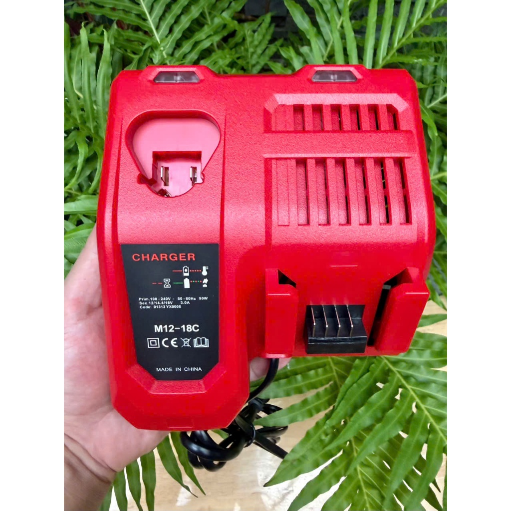 Sạc Milwaukee M12-18FC 3A nhận mạch zin Li-ion.