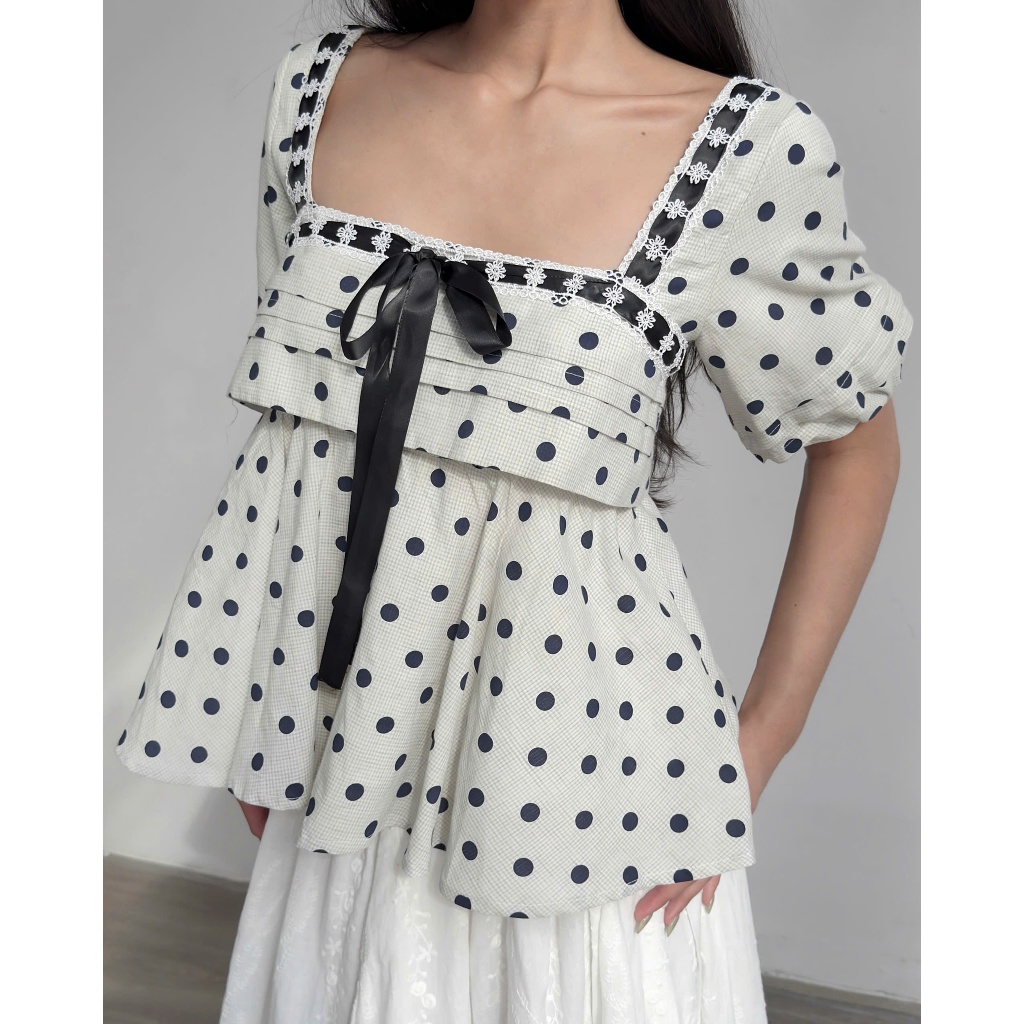 𝗖𝗹𝗼𝘁𝗵𝗲𝘀 𝗕𝗮𝗿 - Cara Top (Navy Dot) | Áo kiểu babydoll cổ vuông khoét lưng chấm bi
