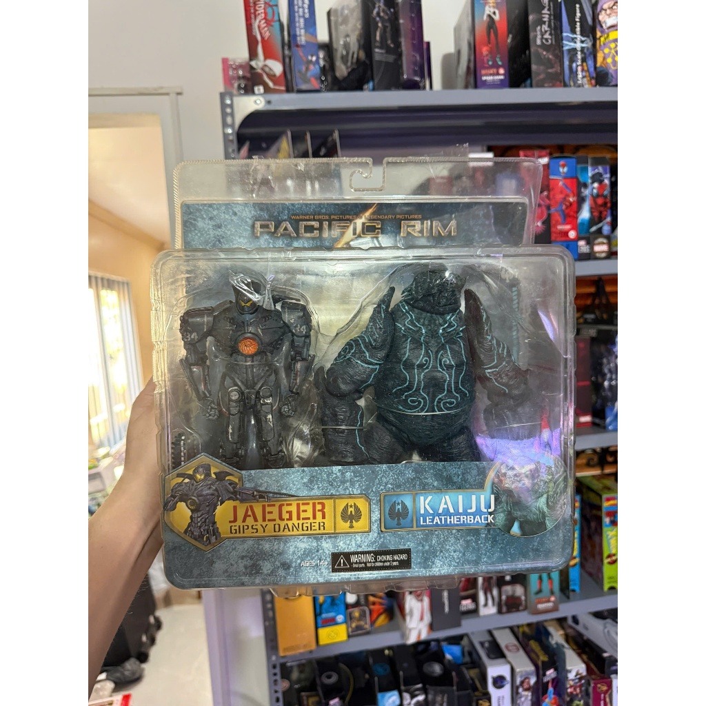 Mô hình NECA Pacific Rim Jaeger Gipsy Danger vs Kaiju Leatherback