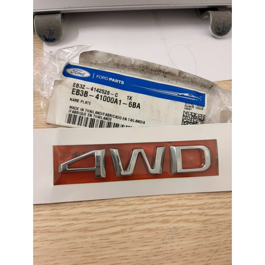 chữ 4wd mạ crom trang trí cửa hậu Ford Everest, chữ 4wd trang trí xe Ford EB3Z4142528C EB3B41000A16
