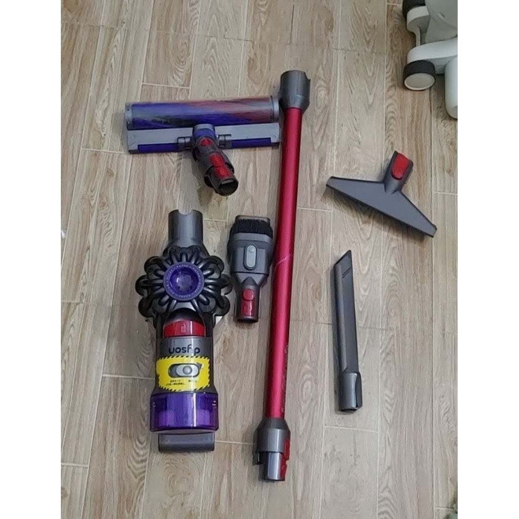 Máy hút bụi pin dyson V8 Slim