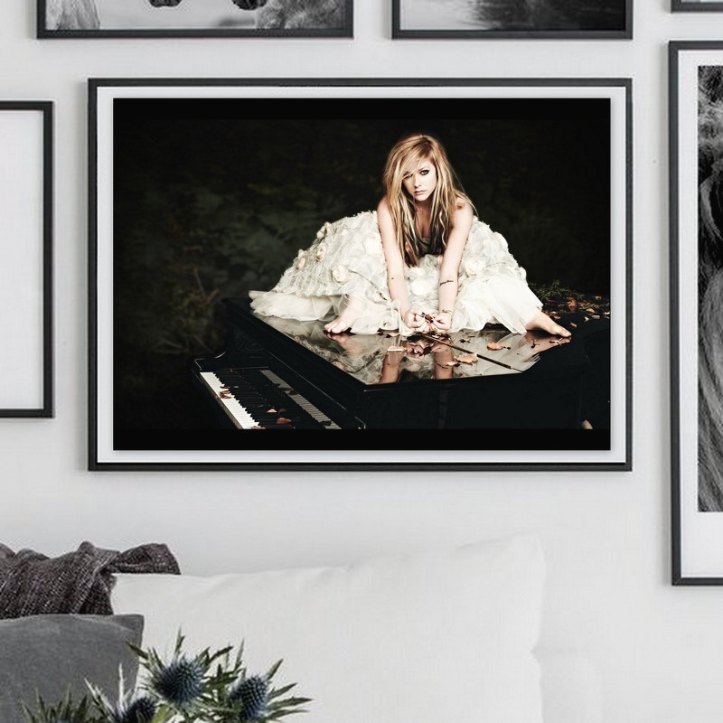 Poster Avril Lavigne chất liệu in bền đẹp sắc nét giúp decor trang trí tường