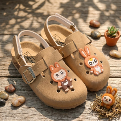 Sục đế trấu Quai Hậu Unisex Bé Trai và Bé Gái BIOLINE gắn Sticker Labubu - SGDTE.02(Quai Hậu)