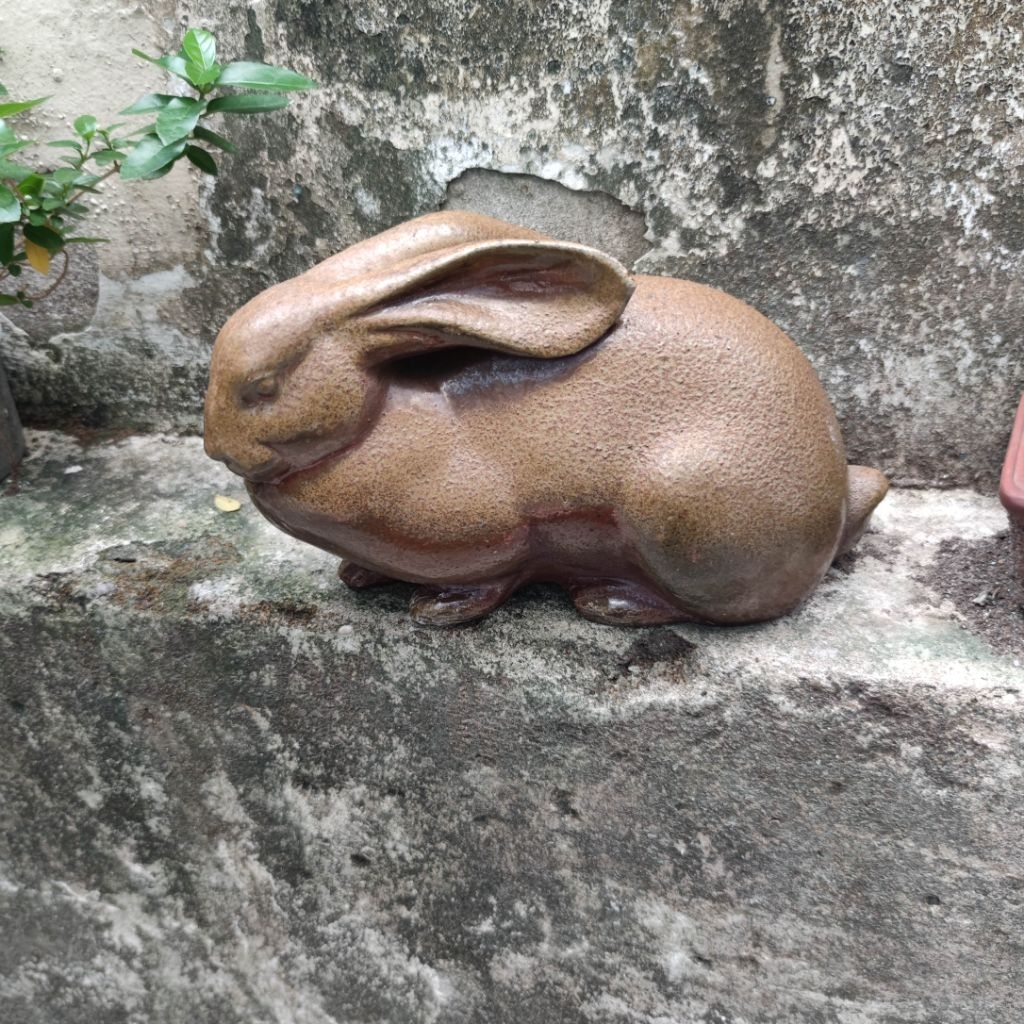 Tượng thỏ bizen, đĩa cá, đĩa quả và tống trà bizen
