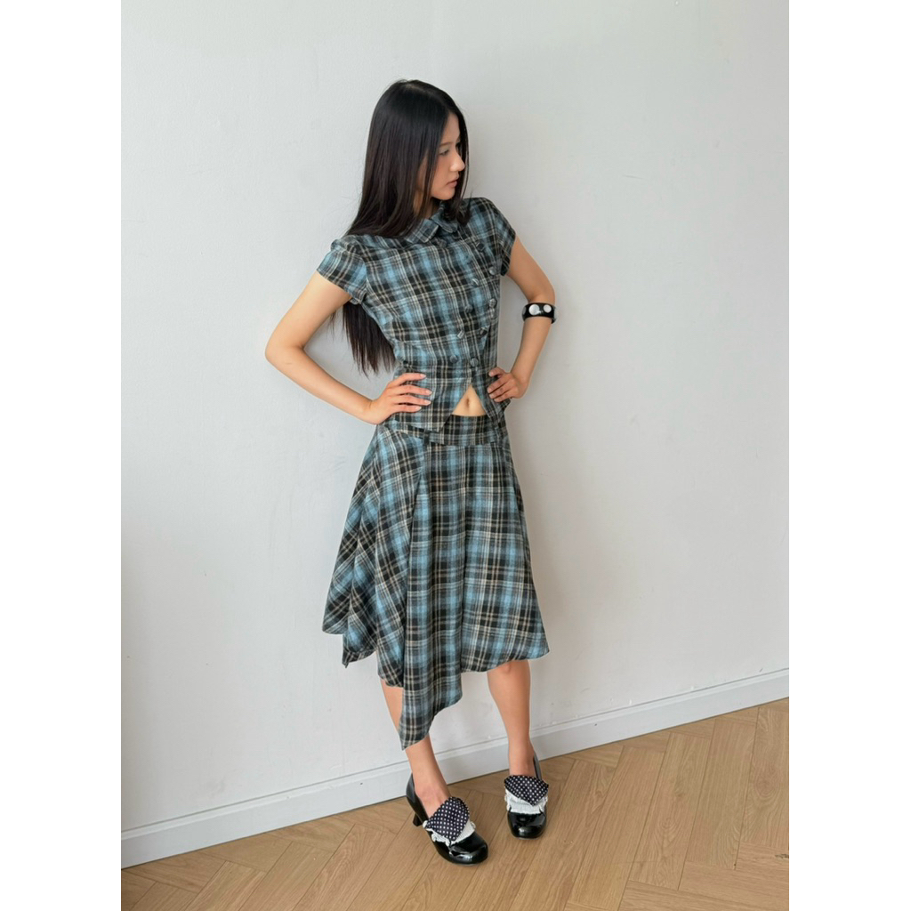 Chân váy caro dáng lửng tà bất đối xứng INTO.EIGHT thiết kế (CLOVER SKIRT) | BigBuy360 - bigbuy360.vn