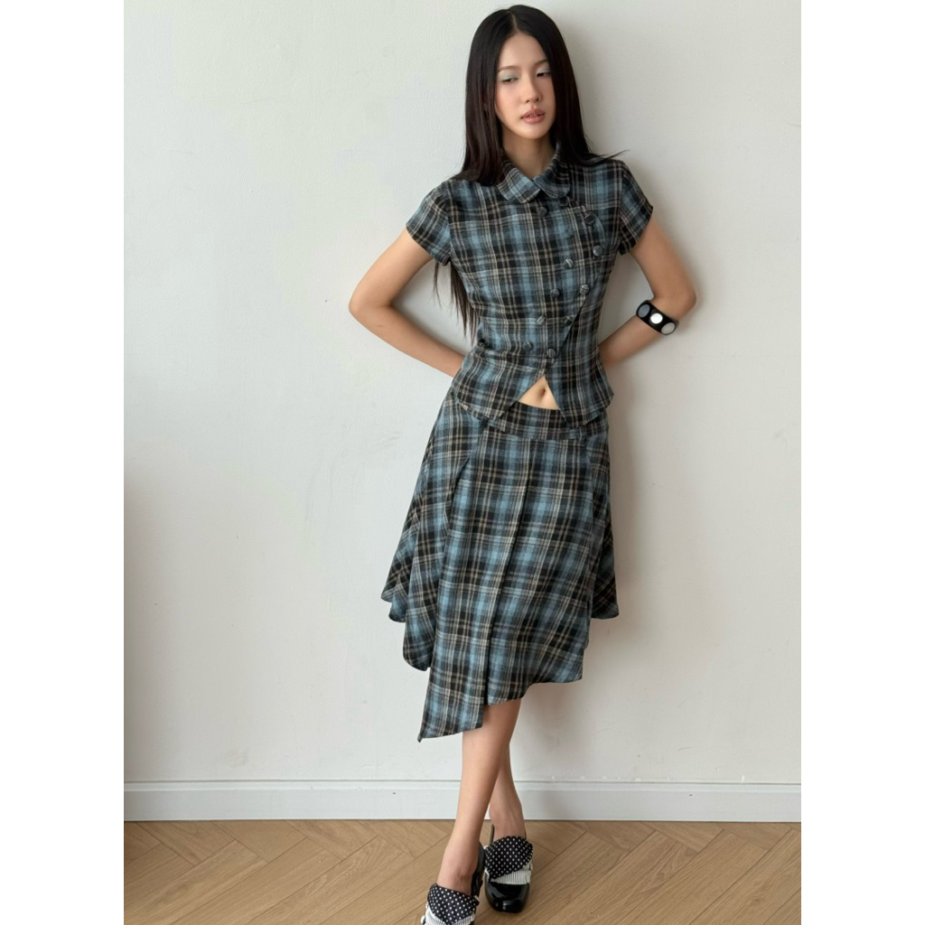 Chân váy caro dáng lửng tà bất đối xứng INTO.EIGHT thiết kế (CLOVER SKIRT) | BigBuy360 - bigbuy360.vn