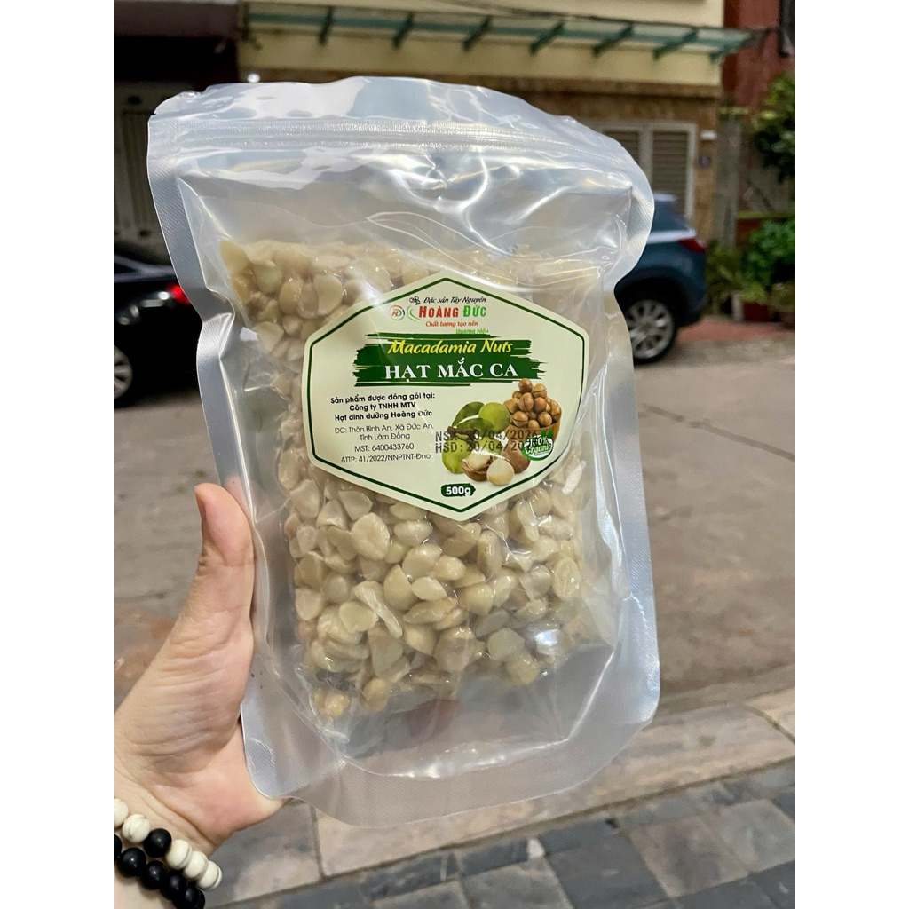 Nhân macca vỡ sấy chín Em mua về để làm sữa hạt chứ cứ lấy hạt nguyên vỏ để làm mỏi tay phết, mà lỗ 