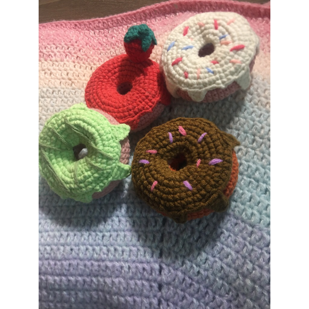 Móc khoá bánh donut bằng len