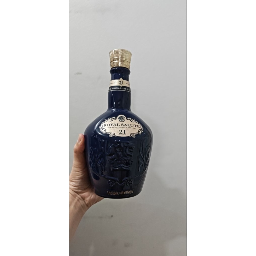 Vỏ chai Chivas 21 dùng để trang trí trưng bày
