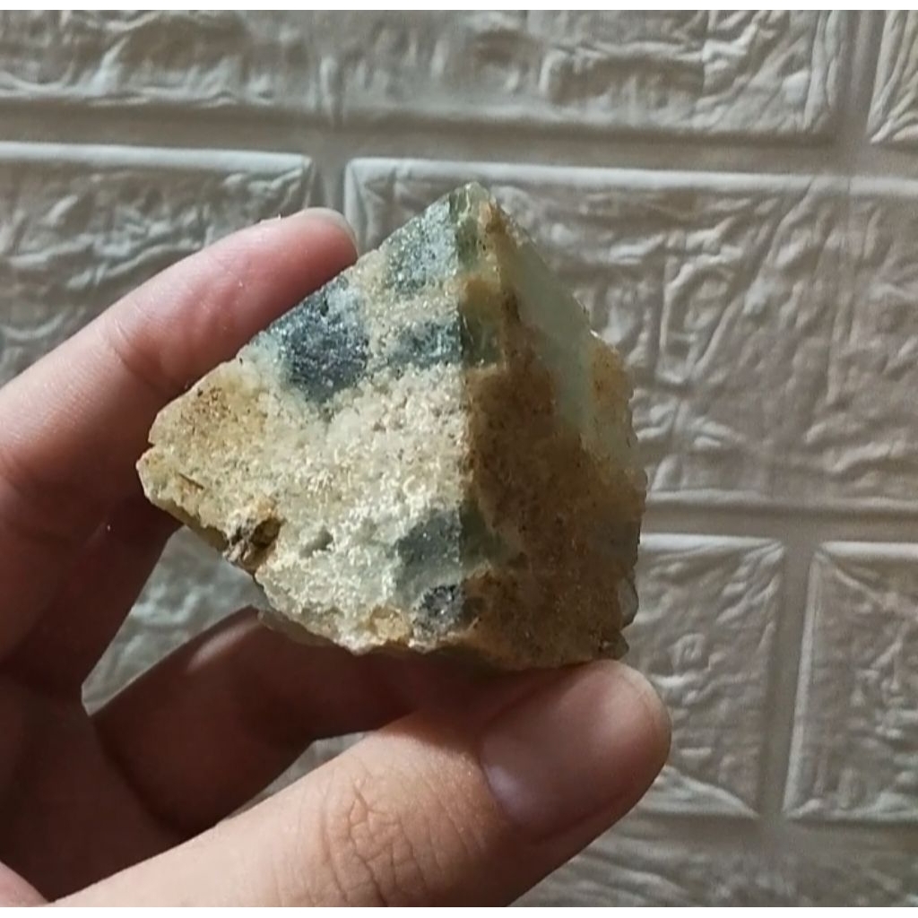 tinh thể Fluorite tháp vỡ. thô.