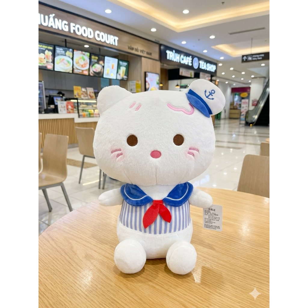 Gấu bông mèo Hello Kitty phiên bản thủy thủ này có bộ lông trắng mềm mại và mũ ca lô nhỏ màu xanh dư