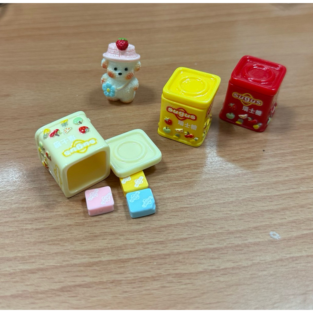 Hộp Sugus kèm kẹo