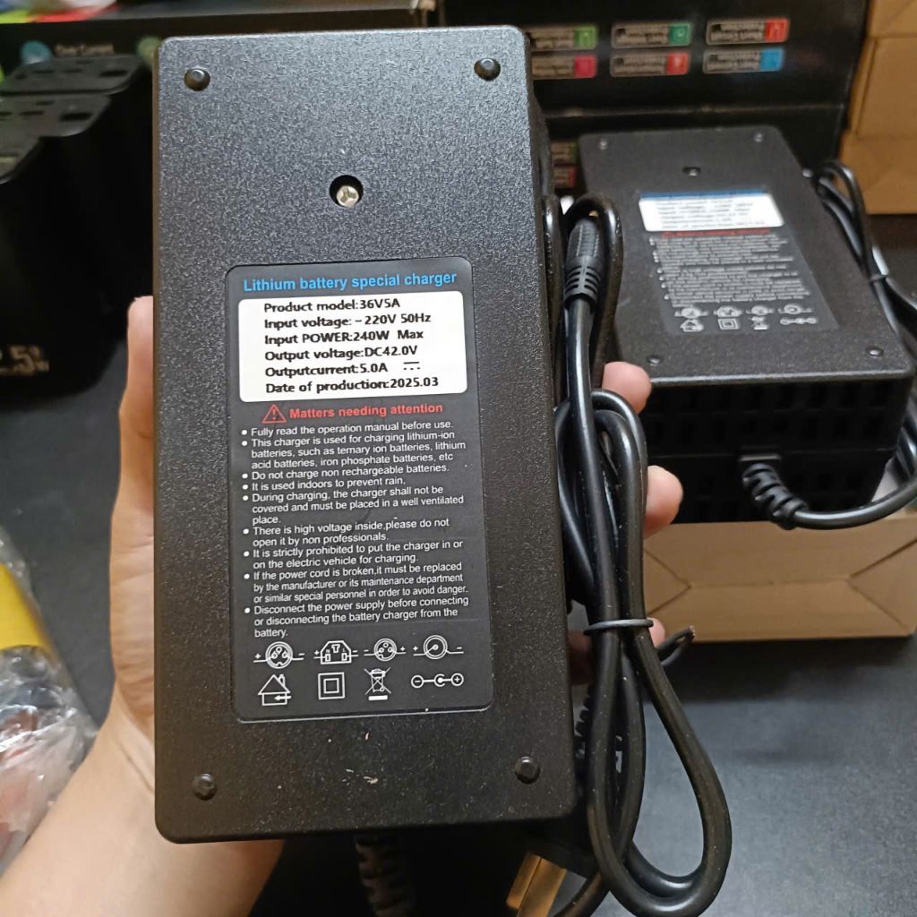 Sạc 42v 5A  có quạt chuyên sạc khối pin 10s 36-42v