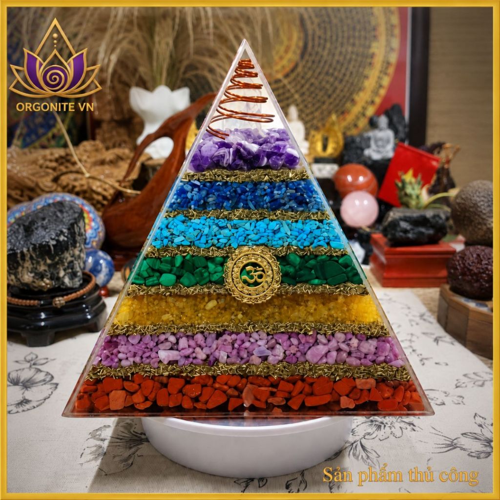Kim Tự Tháp Orgonite Cao Cấp 7 Màu Luân Xa Om Trấn Không Gian Đá Năng Lượng Phong Thủy Để Bàn