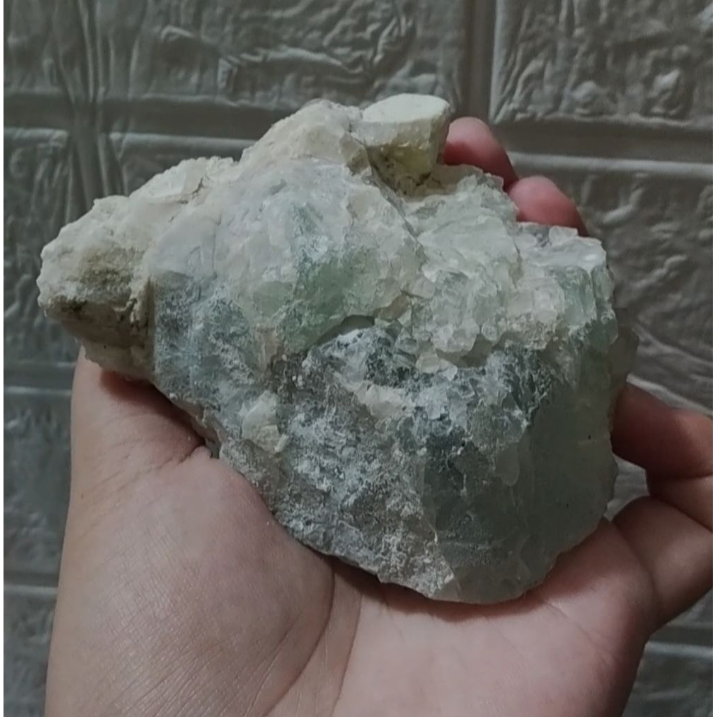 tinh thể Fluorite thô. cộng sinh thạch anh trắng.