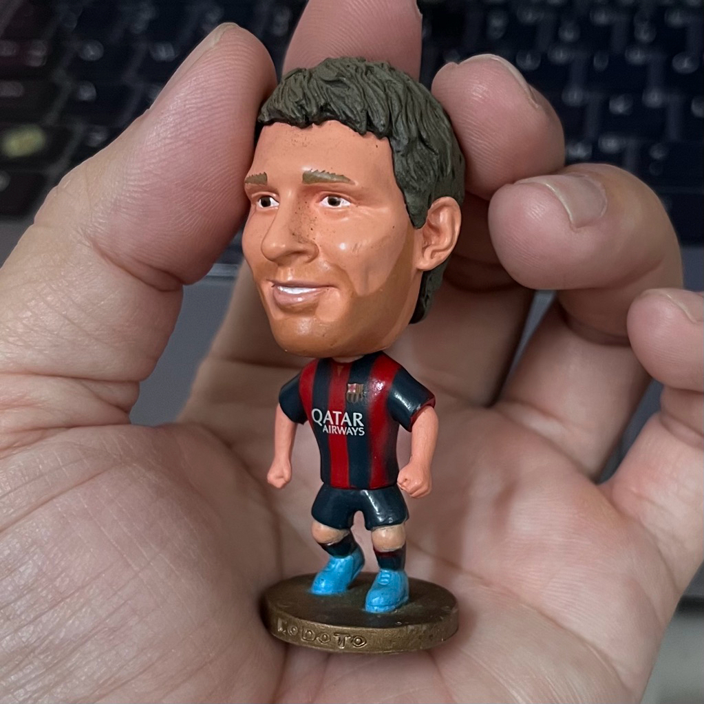 Mô hình tượng cầu thủ Messi Barcelona 7cm Kodoto football figure toy