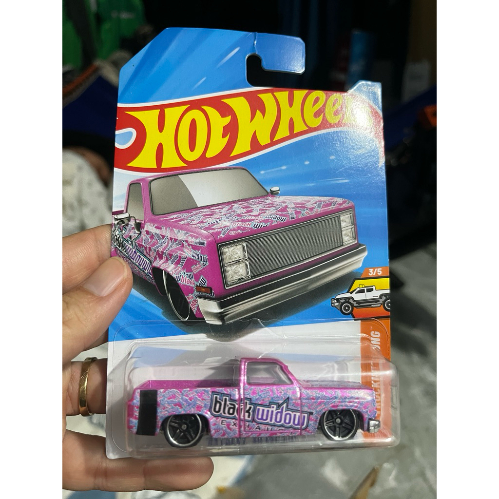 Xe Hot Wheels ‘83 Chevy Silverado ( Hồng - nhăn móc )