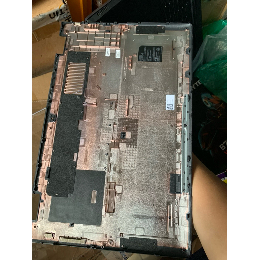 Thay vỏ 🐚  mặt (D) laptop Dell Inspiron 3530