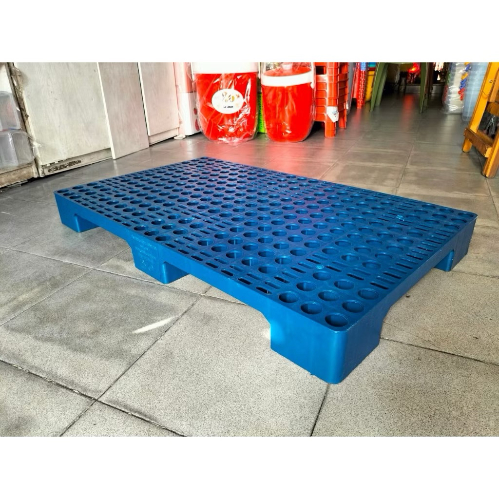 PALET NHỰA CÓ CHÂN xanh đen loại 1,loại2 60x100x10 kê hàng hoá xe nâng bền bỉ………………………………………………………….