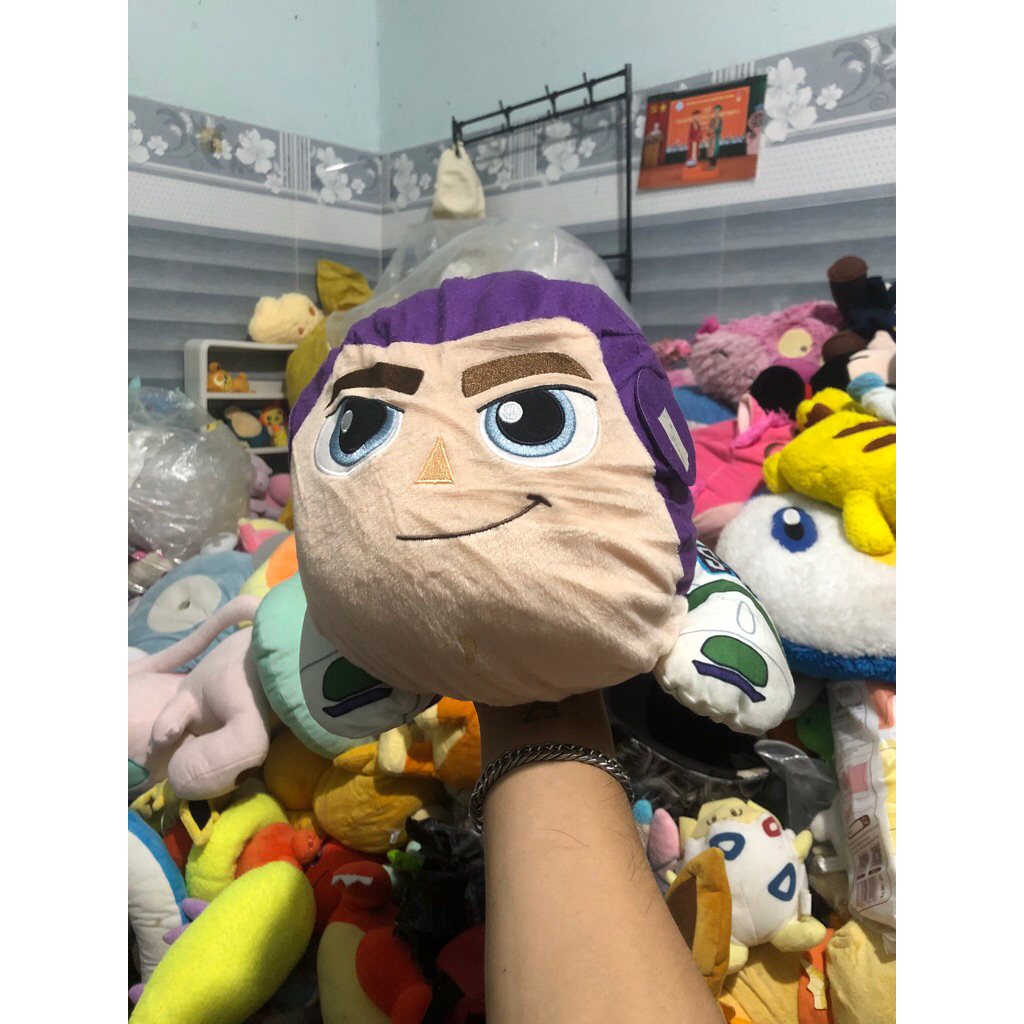 Gấu 2hand thú bông nhân vật Buzz Lightyear từ bộ phim Toy Story, có thiết kế đầu hình vuông lớn.