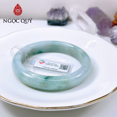 Vòng cẩm thạch A - Ngọc phỉ thúy type A bản hẹ xanh hoa bay điểm hoàng phỉ nếp mịn ni 56-57 (kèm kđ type A)- Ngoc Quý