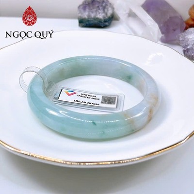 Vòng cẩm thạch A - Ngọc phỉ thúy type A bản hẹ xanh hoa bay điểm hoàng phỉ nếp hóa keo ni 56 (kèm kđ type A)- Ngoc Quý