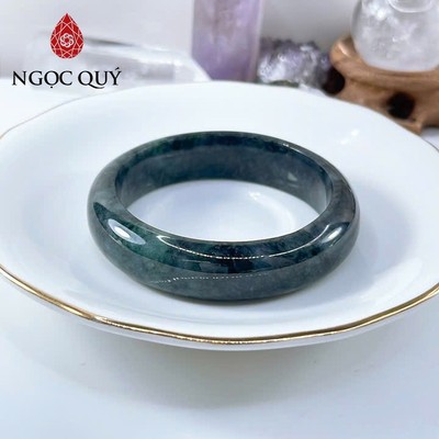 Vòng cẩm thạch A Myanmar - Ngọc phỉ thúy type A gà đen phớt xanh bản hẹ, tròn ni 48-58mm  - Ngoc Quý
