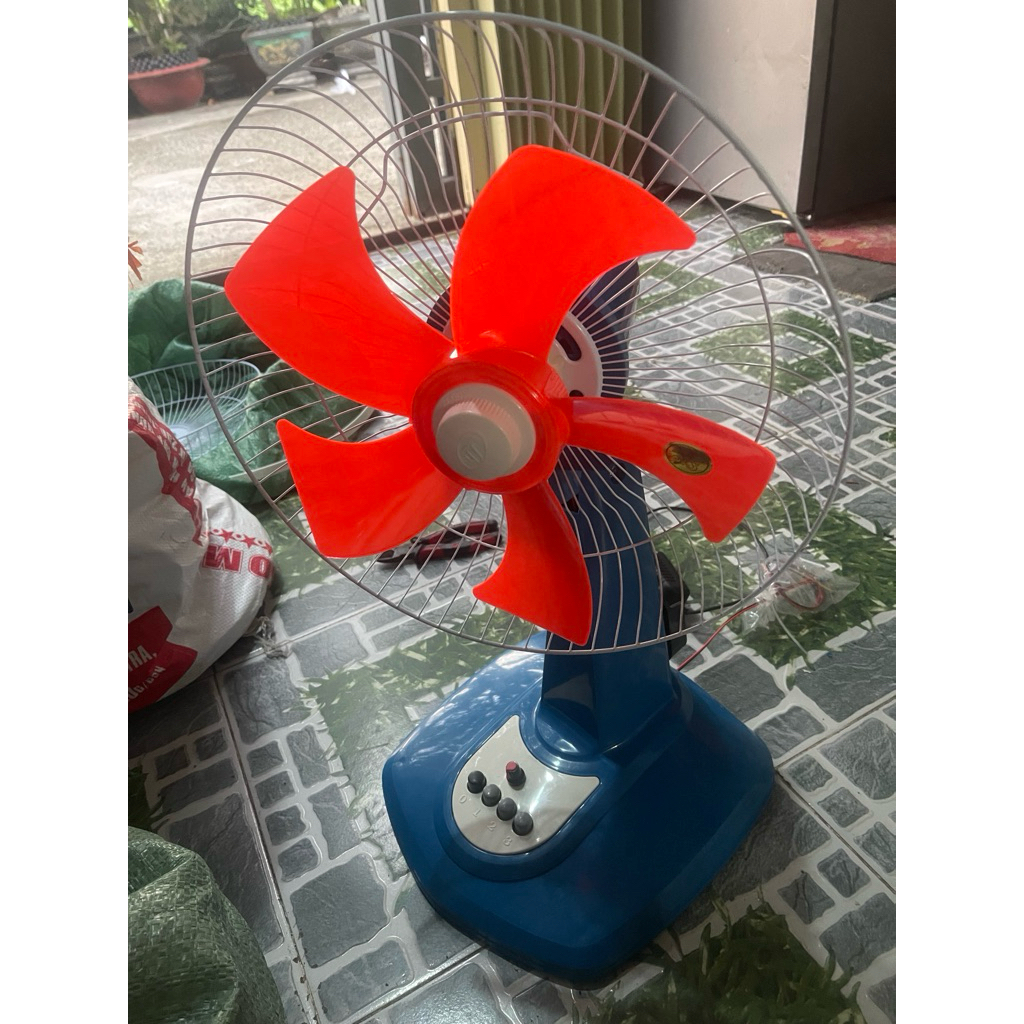 Quạt bàn B3-B4 dùng Kẹp bình acqui xe máy - dùng pin sạc  .