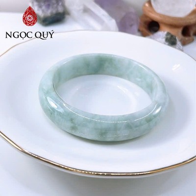 Vòng cẩm thạch A Myanmar - Ngọc phỉ thúy type A màu trắng phớt xanh bản hẹ và tròn - Ngoc Quý
