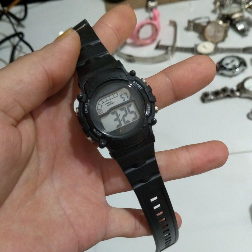 đồng hồ điện tử trẻ em hiệu NO BRAND độ mới 97%