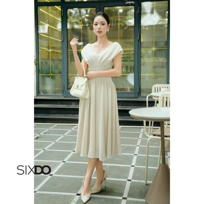 Đầm dáng xòe dài cổ V nhún eo SIXDO (Cream Woven Flared Dress)
