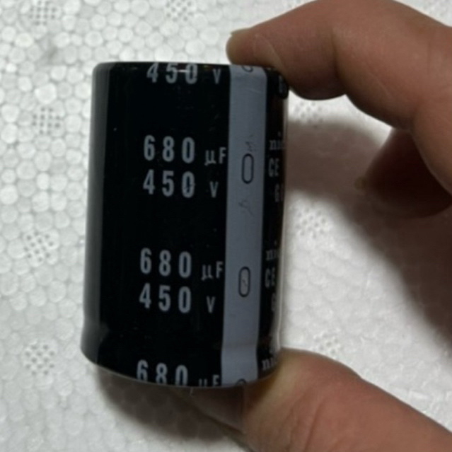 Tụ    hoá    680uf 450V   3.5x5