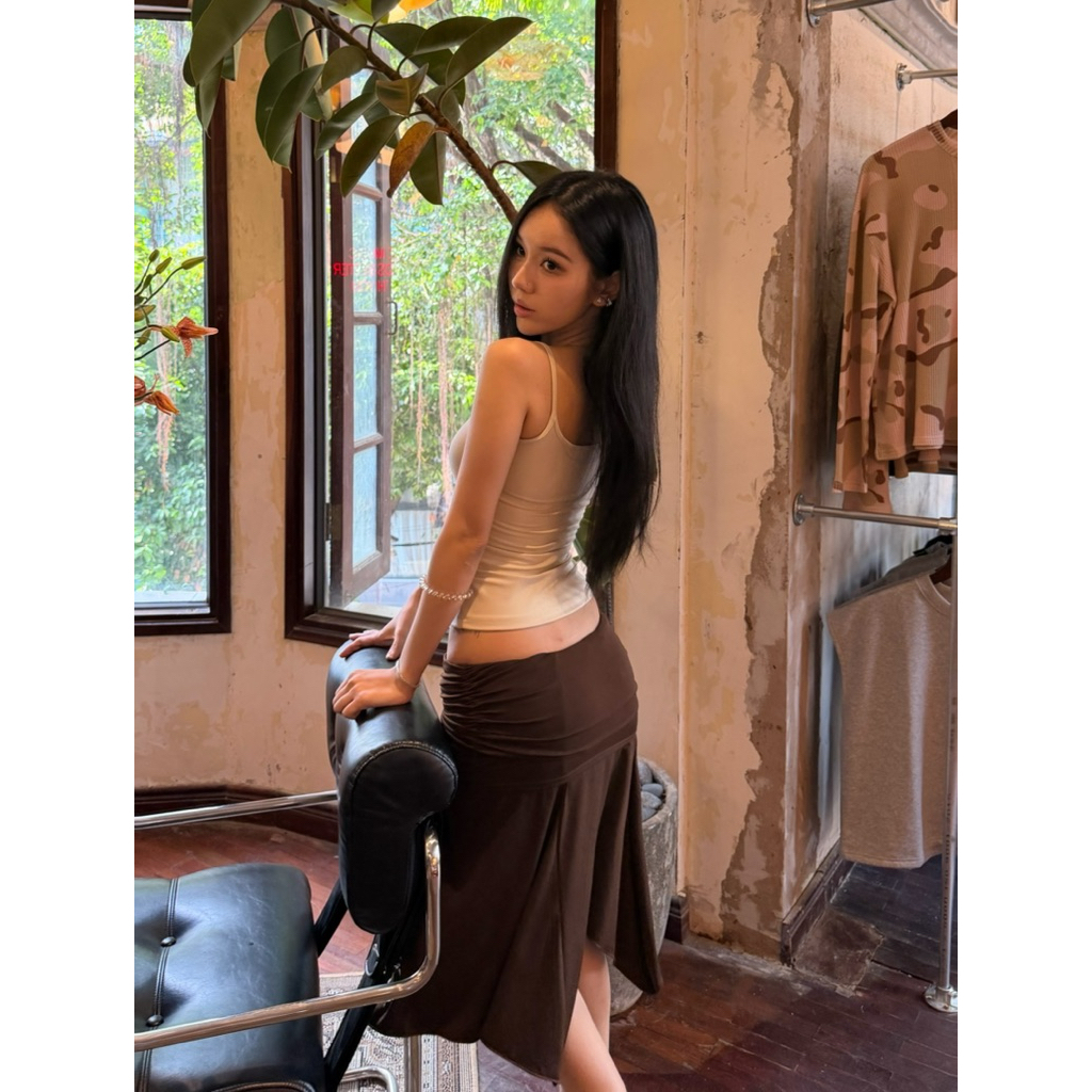𝐀𝐢𝐬𝐡𝐚 𝐒𝐤𝐢𝐫𝐭 - Chân Váy Lửng Bất Đối Xứng Nhún Eo Cạp Trễ Màu Nâu Trendy Phong Cách Y2K Xu Hướng 2026 | BigBuy360 - bigbuy360.vn