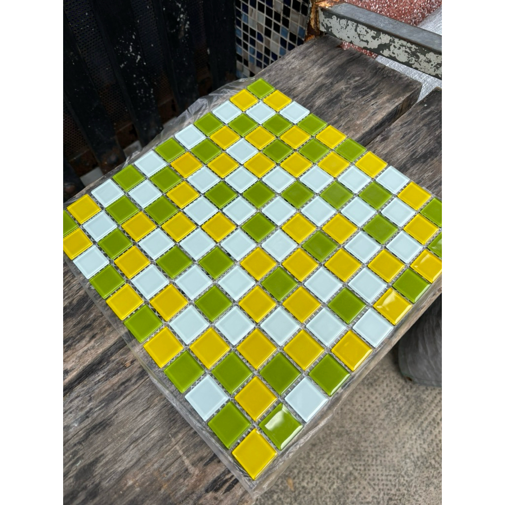 Gạch mosaic thuỷ tinh trộn màu cao cấp. tấm dán thuỷ tinh mix màu