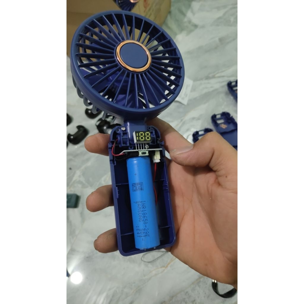 quạt cầm tay ,đươc độ lại pin dung lượng cao chay 16 tiếng liên tục