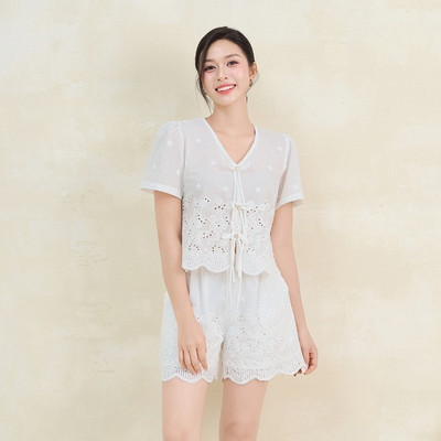 Set Bộ Đi Biểu LAMER FASHION Áo Cộc Tay Cổ V Nẹp Đính Nơ Và Quần Short Phối Ren Mchic O66C26H001