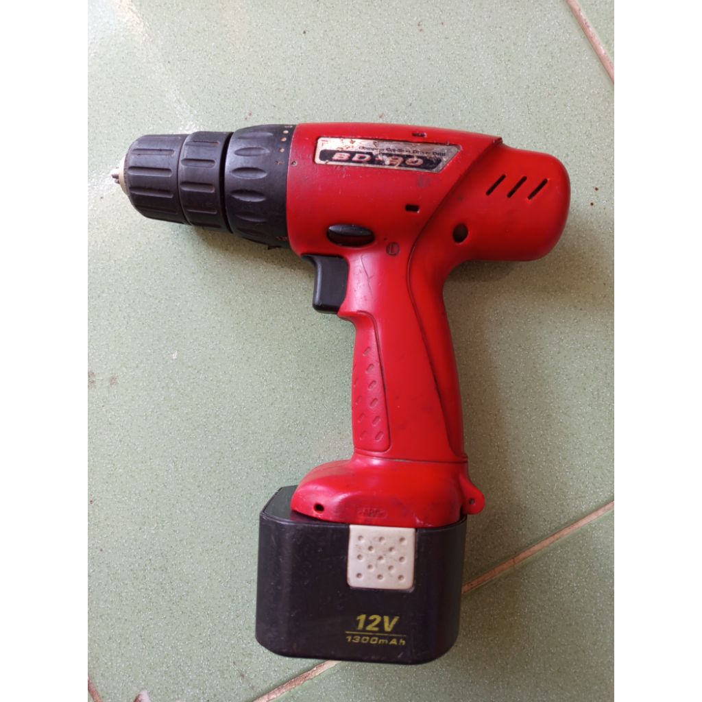Thân máy khoan Ryobi 9,6V hoạt động tốt 12 V như hình,  tặng kèm vỏ pin về đóng pin 9,6v hoặc 12v.