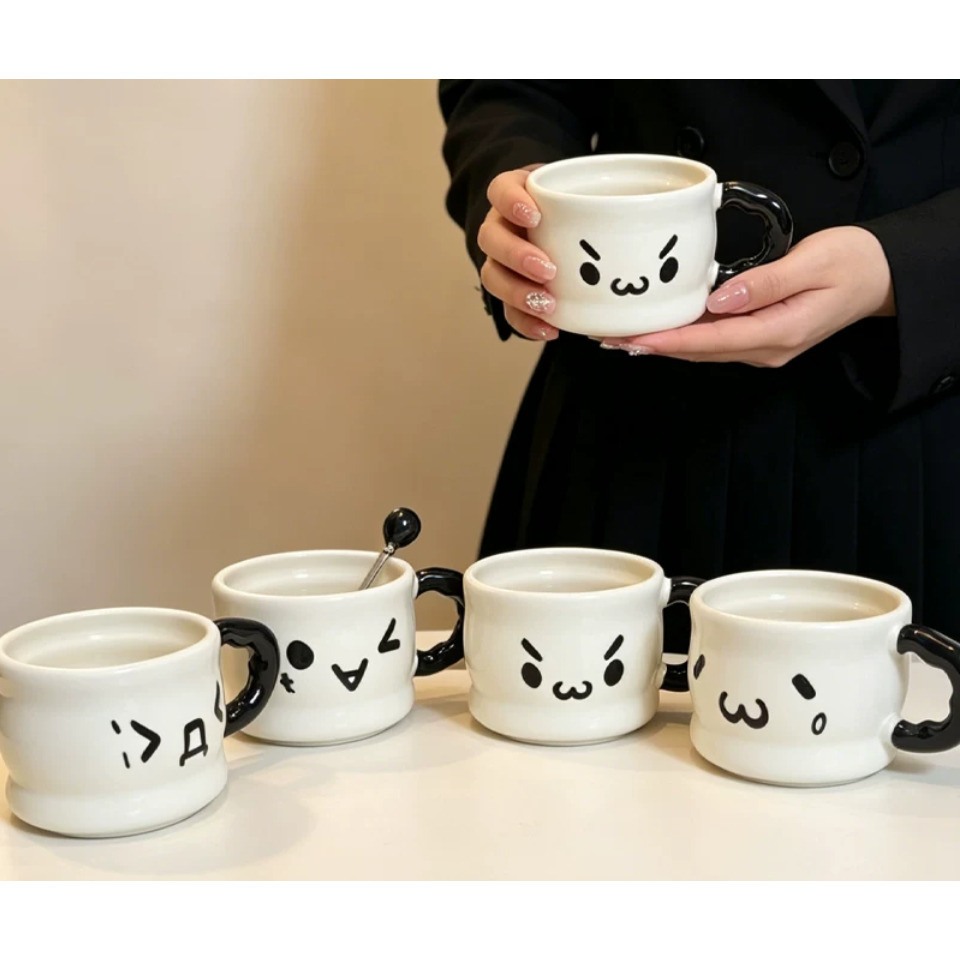 Ly Sứ Quai Lượn Sóng Biểu Cảm Kaomoji Đáng Yêu - Cốc Gốm Sứ Trắng Vẽ Mặt Cảm Xúc Cute Kèm Thìa