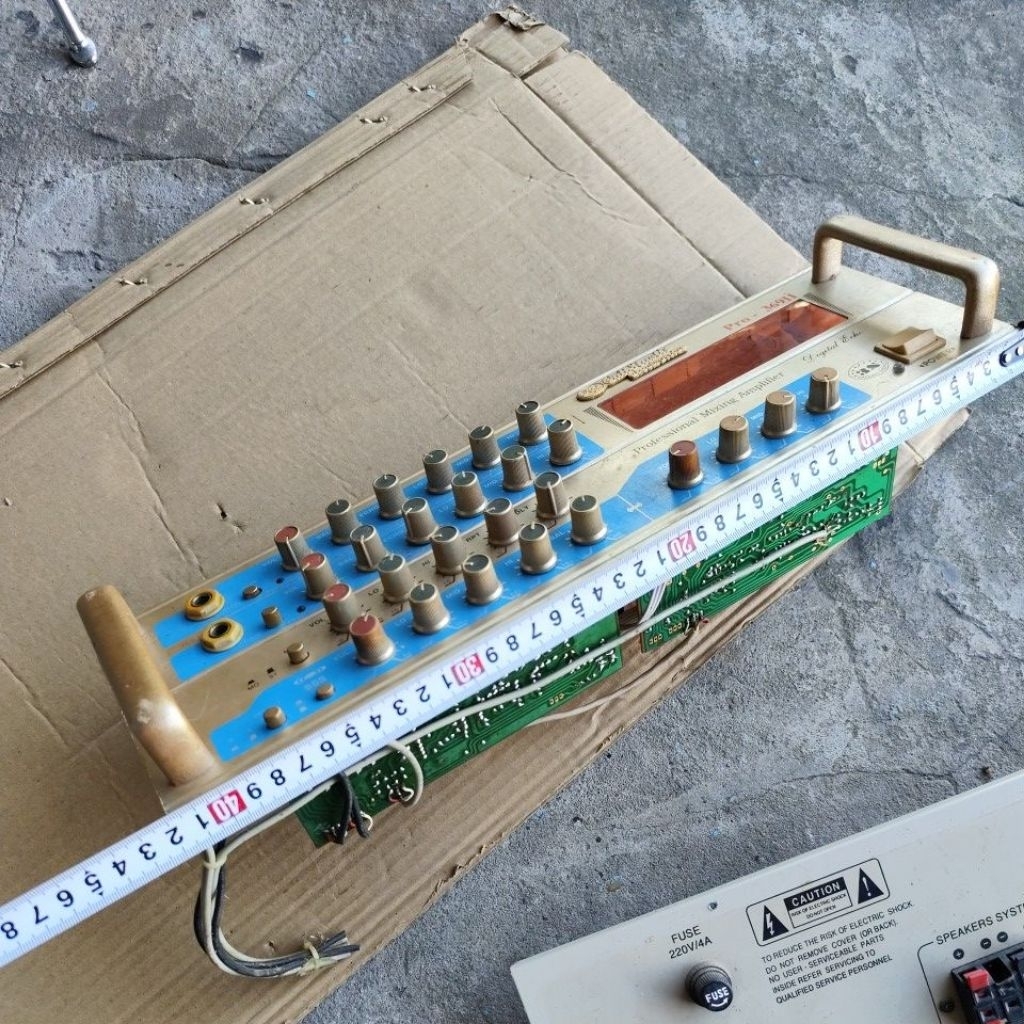 mặt trước pre amply karaoke không có đèn led, anh em về tháo lấy linh kiện mã 37