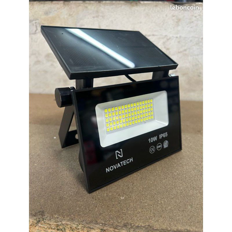 Đèn Pha Led Năng Lượng Mặt Trời Novatech ( Pháp ), 10W Chống Nước IP65, Liền Panel