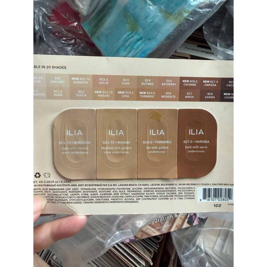 bảng mẫu kem che khuyết điểm ILIA True Skin Serum Concealer chứa 4 tông màu.