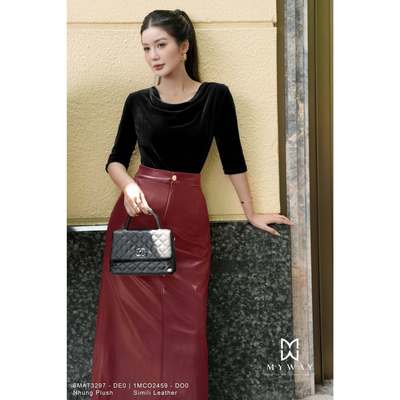 Áo Kiểu Nữ Nhung Plush Burgundy Allure MY WAY Ngắn Tay Cổ Đổ Sang Trọng Cuốn Hút 6MAT3297